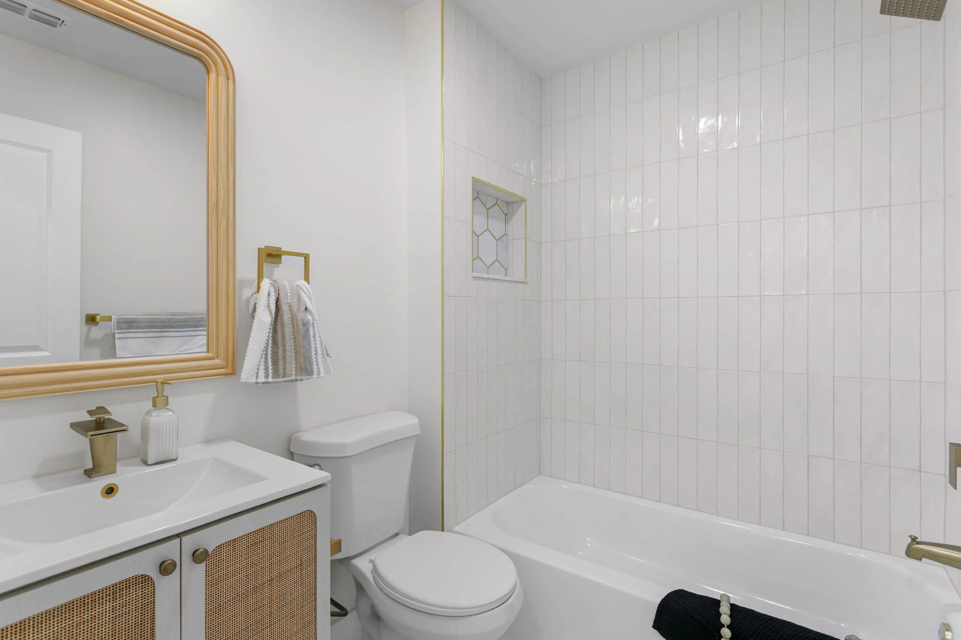 Tiled tub surround with a recessed niche